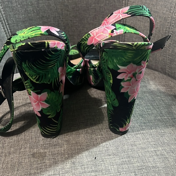 Floral heels - Picture 3 of 4